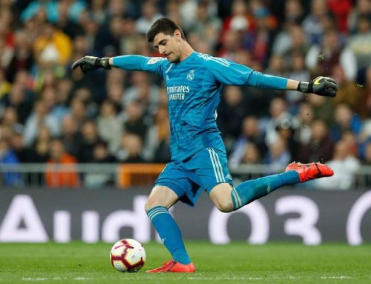 Thibaut Courtois no ha llenado las expectativas en el Real Madrid y la prensa española informa que será dado de baja para la próxima campaña.