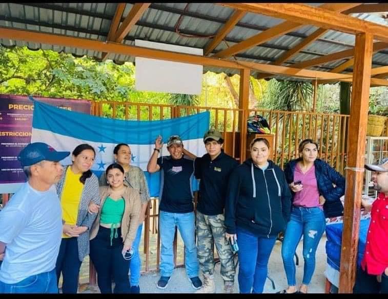 Por falta de pagos protestan empleados municipales en Gracias