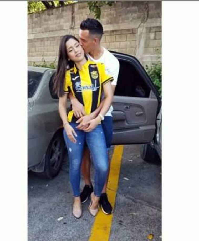 Andrea es seguidora del Real España pero hoy que Ángel Tejeda milita en el Motagua no ha dejado de apoyarle.