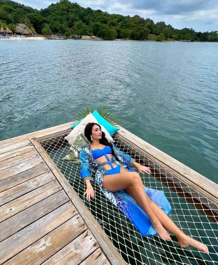 R’Bonney Gabriel, la mujer “más bella del universo” visitó las bellas playas de Roatán.