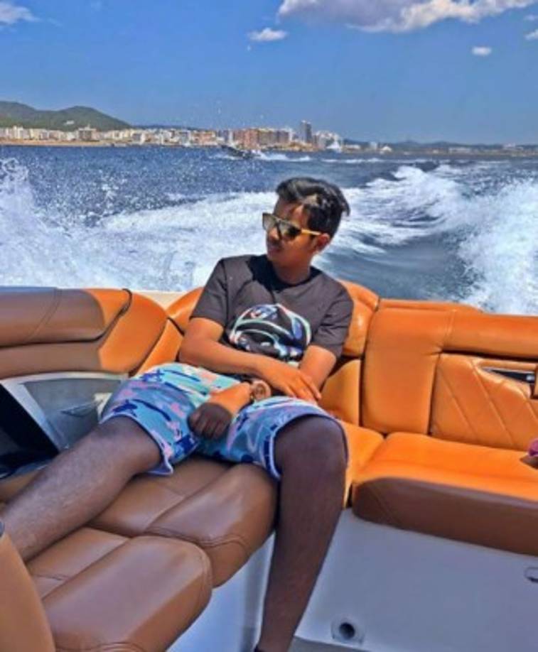 Dubái es uno de los siete emiratos que conforman los Emiratos Árabes Unidos, cuya capital es la ciudad homónima. Está situado en la costa del golfo Pérsico, en el desierto de Arabia.