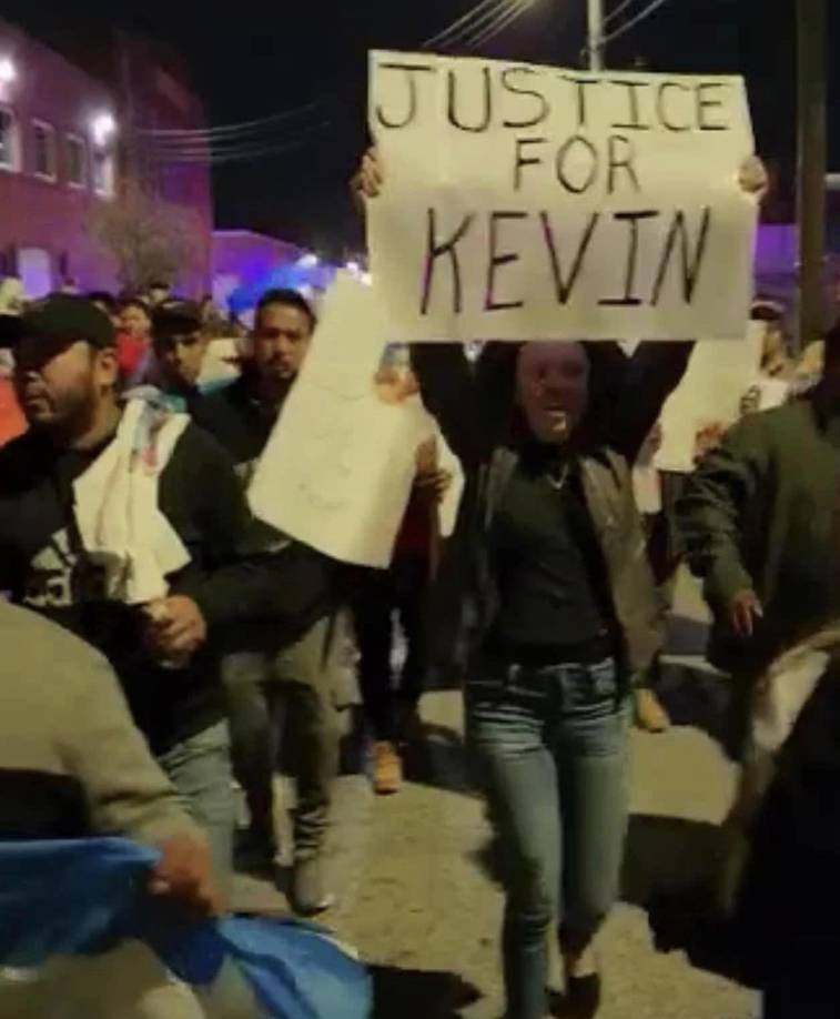Con pancartas de “Justicia por Kevin” los latinos llegan al centro nocturno y aseguran que no van a permitir que la disco abra hasta que se digan las cosas como ellos aseguran que pasaron en el antro ubicado en la 4020 East Lombard Street Baltimore.