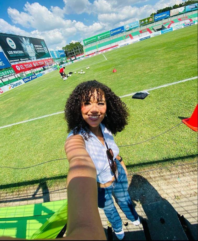 Con tan solo 25 años de edad se ha convertido en una de las comunicadoras del área deportiva más destacadas del país. 