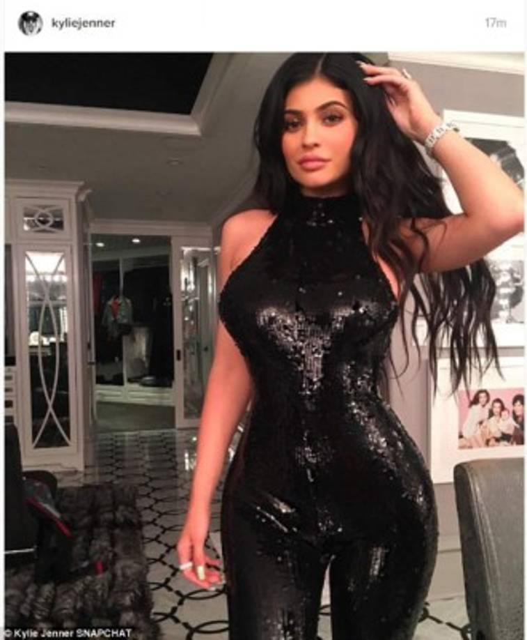 Kylie Jenner lució un jumpsuit negro de lentejuelas.