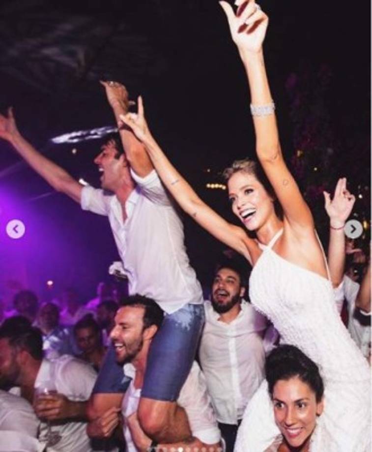 La música fue clave en la celebración, donde la pareja disfrutó al máximo.