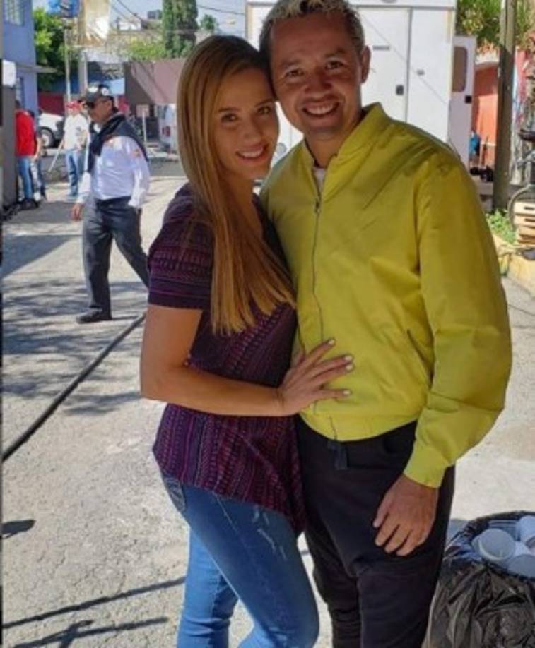 Gracias por acompañarme hoy a grabar @sinmiedoof y por súper desmañanarte conmigo. Eres increíble, le escribió en Twitter y es que los mensajes de amor de ella para él son muchos.