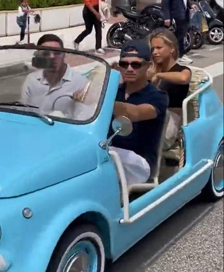 El piloto de Fórmula 1 y la modelo estuvieron juntos paseando en un peculiar vehículo por las calles Mónaco, durante la semana previa al Gran Premio en el Principado monegasco.