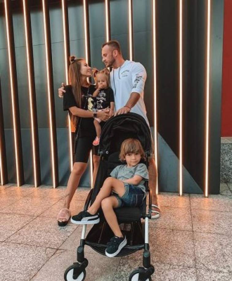 'Gracias por todo, mi persona importante, mi maestro principal, mi guía, el padre de mis hijos. Eres nuestro ángel de la guarda y tu amor siempre protegerá a nuestros ángeles. Que doloroso es darse cuenta. Bendito recuerdo tuyo, Dima Stuzhuk', agregó la atribulada influencer.