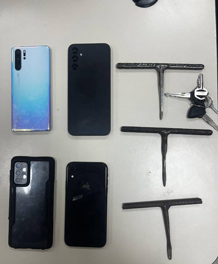 Además, a los detenidos les decomisaron las herramientas para abrir los carros y cuatro celulares. “Estas llaves quedaron decomisadas, los celulares y el carro”, detalló Belkis Valladares.