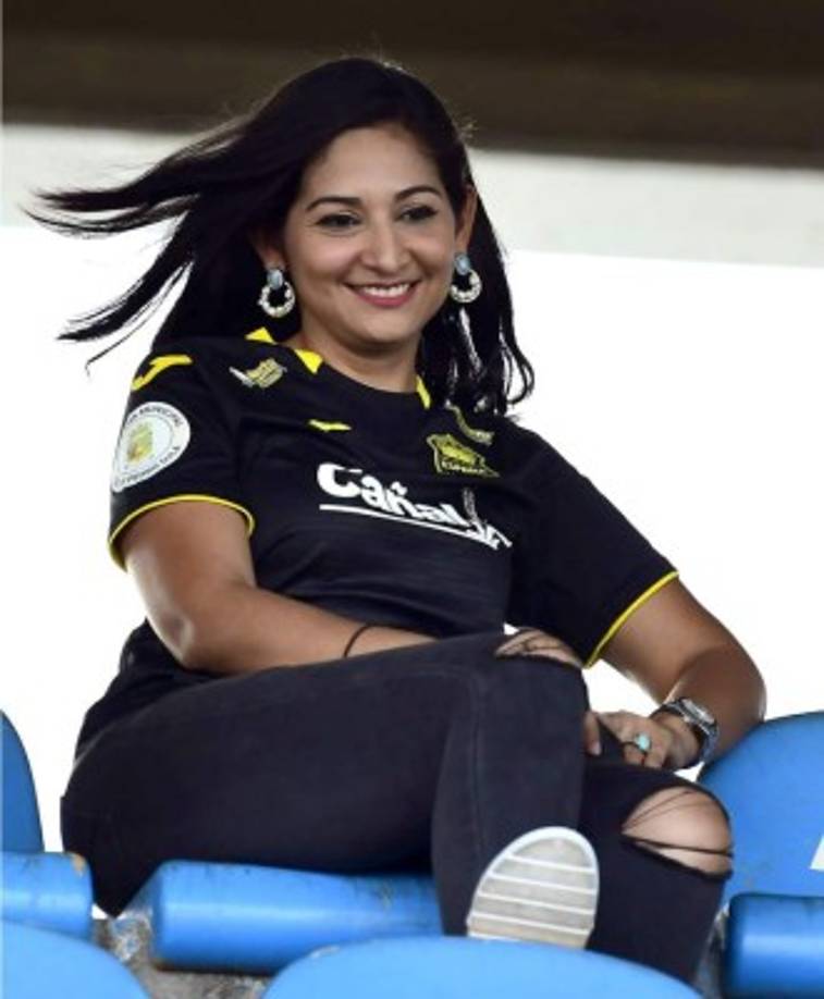Una guapa aficionada del Real España en el estadio Olímpico apoyando a su equipo contra el Olimpia.