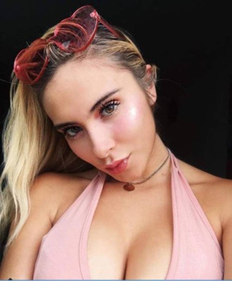 La chica que ha estado en la polémica debido a su foto en el celular del senador, dijo que no sabe si alguien está usando sus fotos para causar algún daño.