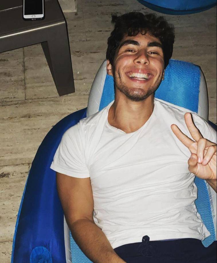 El hijo del cantante puertorriqueño Chayanne, Lorenzo Figueroa, debutó la noche de ayer, lunes, como diseñador de moda y modelo en la ciudad de Nueva York.