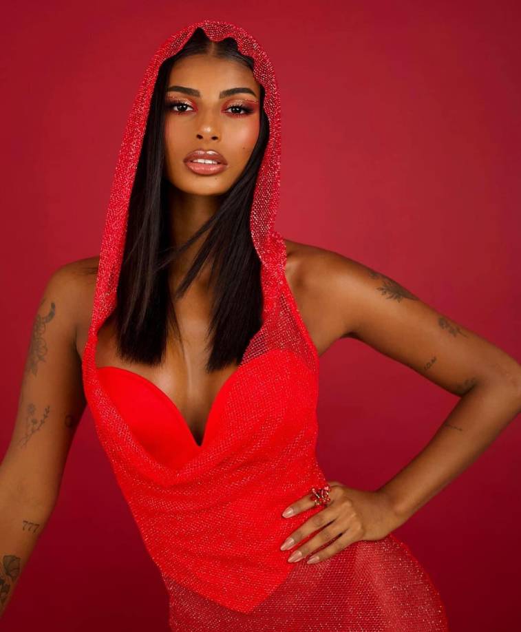 A través de sus redes sociales se puede observar que le encanta viajar y posar con espectaculares modelos.