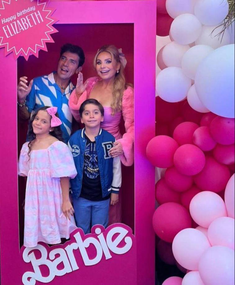 También desmintió que se haya sometido a un proceso estético y mucho menos que haya echado mano de medicamentos para perder peso: “Procuré dejar estos medicamentos que estaba yo tomando, los dejé en febrero, y una dieta rigurosa junto con una disciplina absoluta para hacer el deporte”, finalizó.