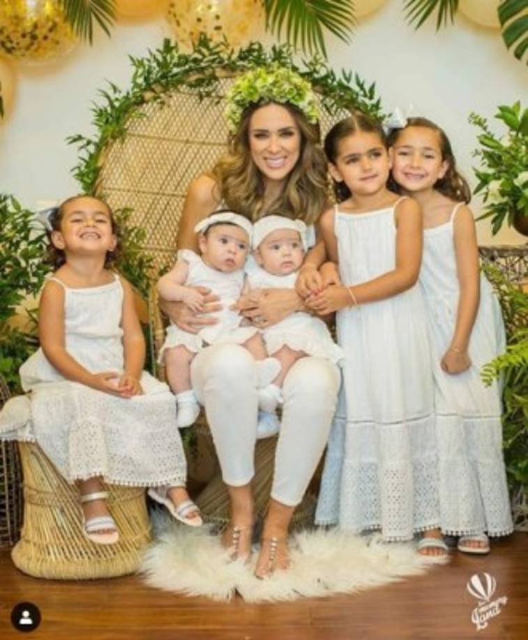 Las últimas son una hermosas mellizas que han llenado de luz el hogar de la actriz y del piloto mexicano.