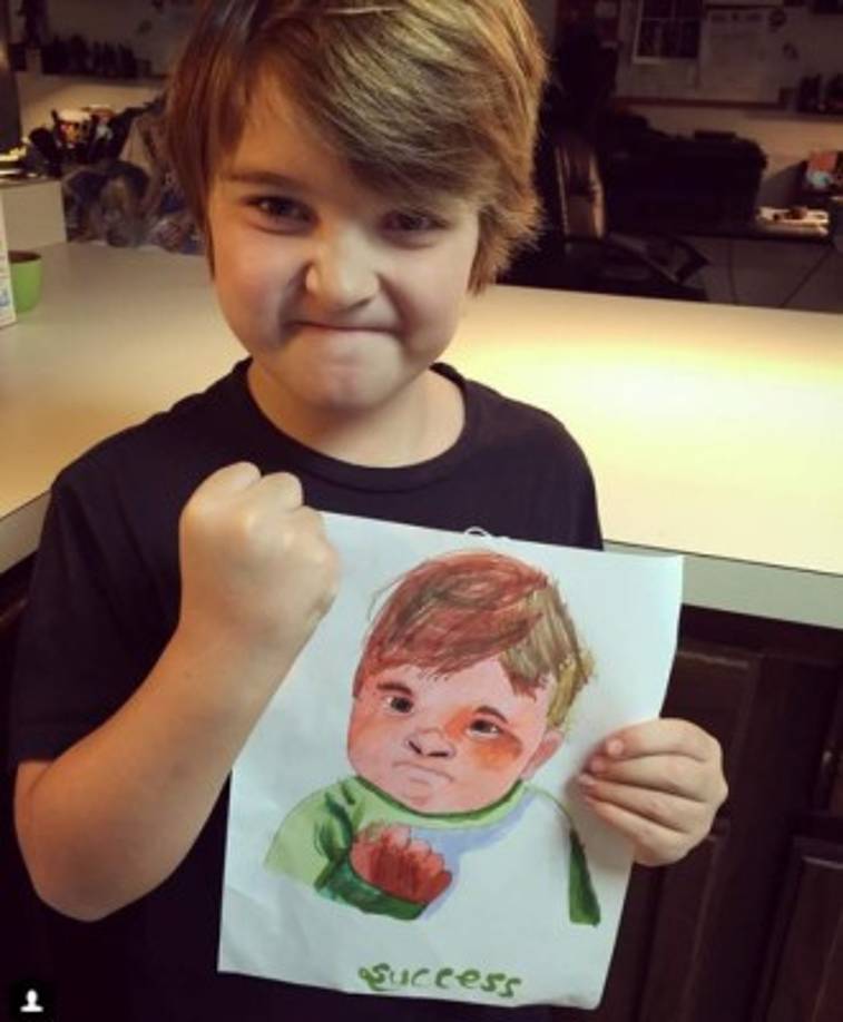 El pequeño sigue siendo un niño común y corriente con una infancia plasmada en las redes sociales.