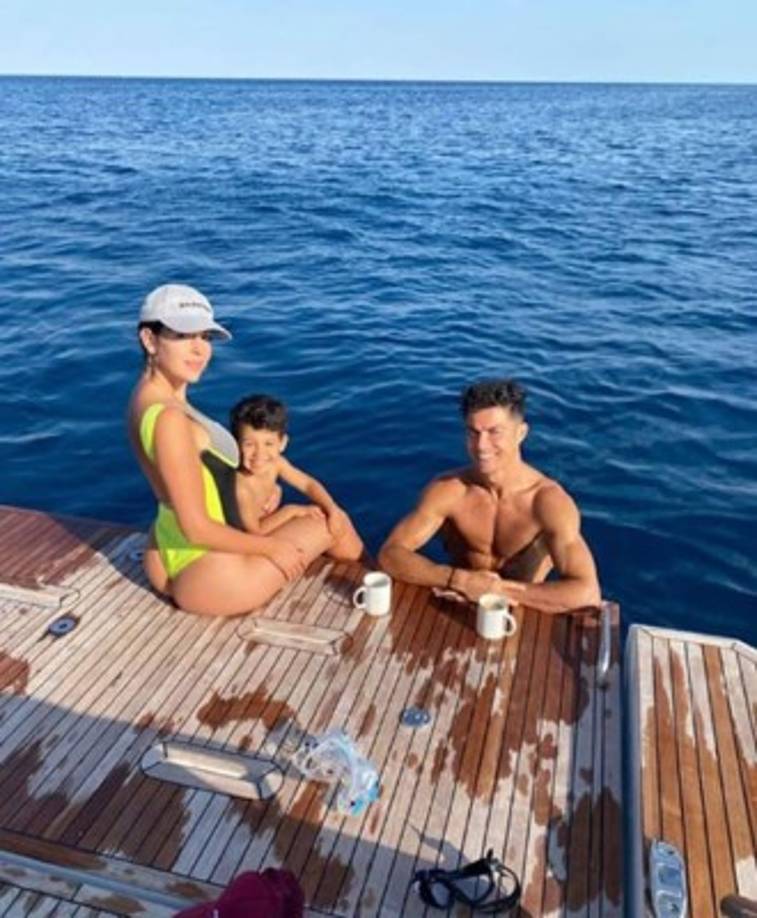 Cristiano Ronaldo y Georgina Rodríguez están viviendo un verano atípico por la ausencia de vacaciones debido a la pandemia de coronavirus y por la participación del portugués en el campeonato de la Serie A. Sin embargo, la pareja está aprovechando todos los descansos que le permite al luso el apretado calendario futbolístico y se han dejado ver a través de las redes sociales a bordo de un exclusivo y lujoso yate, el nuevo juguete del delantero de la Juventus.