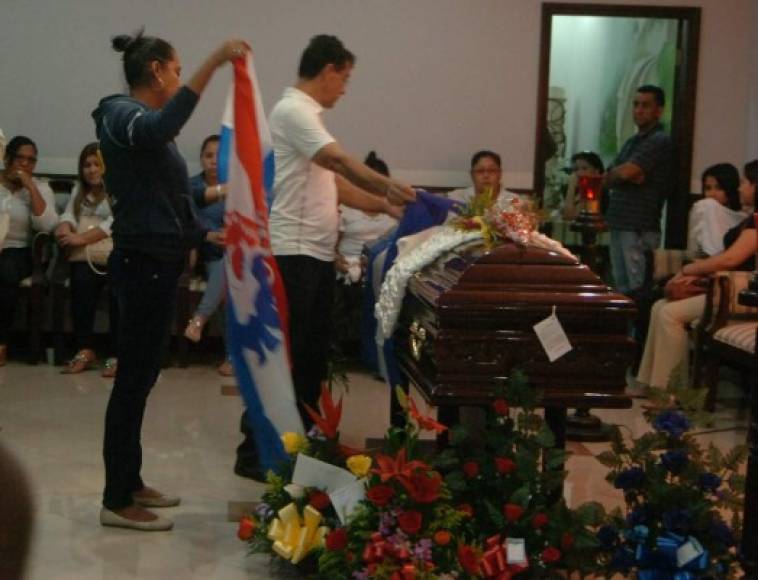 Con las banderas de Honduras y del Olimpia sobre el ataud se rinde homenaje al jugador asesinado el jueves en un centro comercial de La Ceiba.