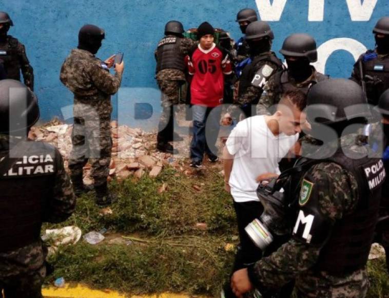 Los militares abrieron un boquete en el muro del penal para sacar por ahi a los pandilleros y evitar un enfrentamiento entre la pandilla 18 y la MS.