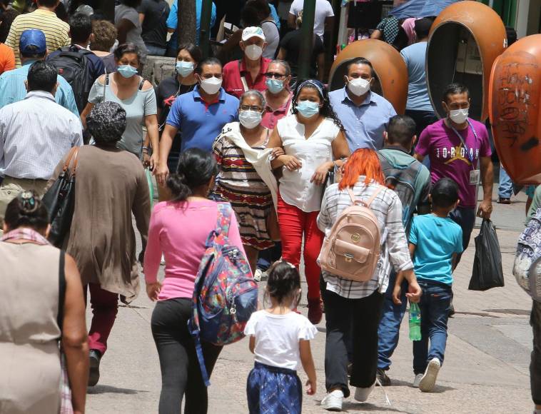 La pandemia comenzó a expandirse en Honduras en 2020 y los primeros dos casos fueron reportados el 11 de marzo de ese año, en dos mujeres hondureñas que ingresaron por Tegucigalpa y San Pedro Sula, procedentes de España y Suiza. 