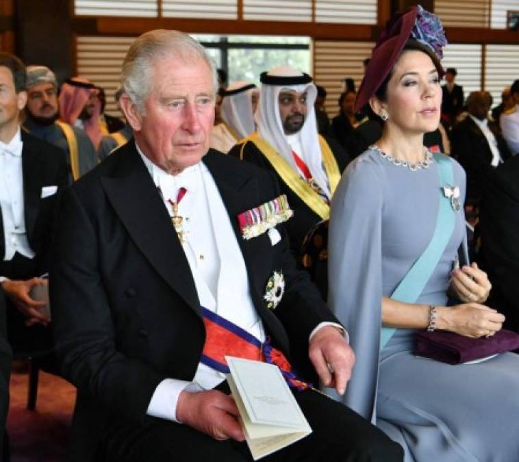 El príncipe de Inglaterra Carlos, que llegó sin la compañía de su esposa, Camilla Parker.<br/>En la foto durante la ceremonia de entronamiento junto a la princesa Mary de Dinamarca