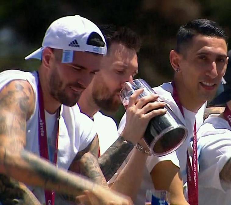 Lionel Messi se dejó ver tomando alcohol en los festejos de los jugadores argentinos en la caravana del campeón.