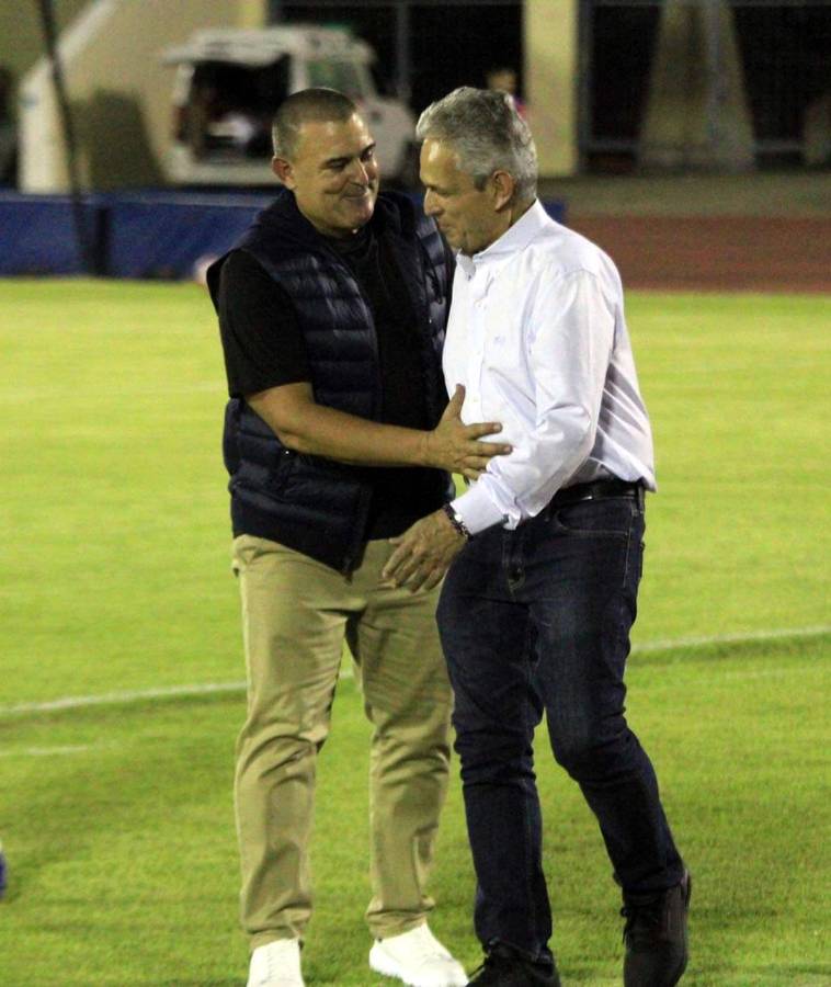 Yunielys Castillo saludando al seleccionador de Honduras, Reinaldo Rueda.