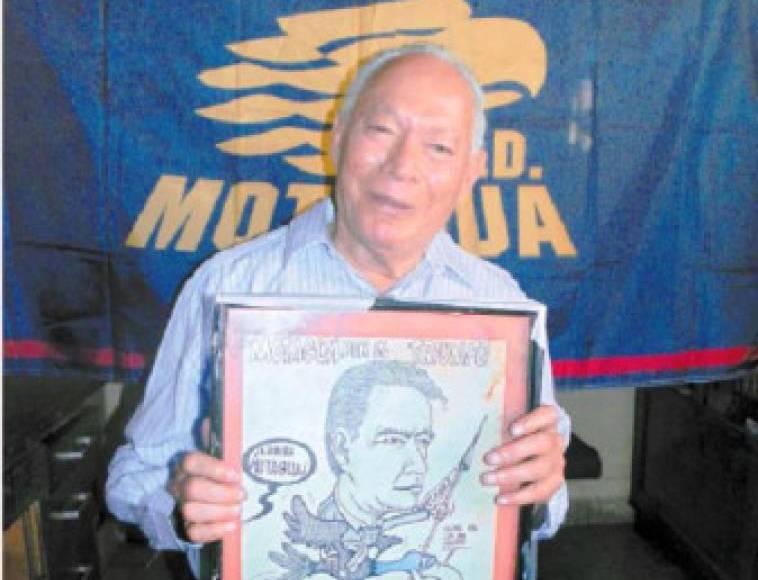 Carlos Padilla Velásquez y Carlos Padilla Jr. - El ‘Zorro’, mítico extécnico hondureño ganador de múltiples trofeos, le dio minutos de juego a su hijo en Liga Nacional con la camiseta del Motagua. Luego Carlos Padilla Jr. se retiró y fue uno de los mejores basquetbolistas hondureños.