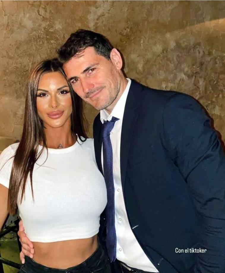 La belleza de 30 años ha dejado claro que prefería no hablar de su lazo familiar con Iker Casillas, pero ha presumido de relación con su primo en redes.
