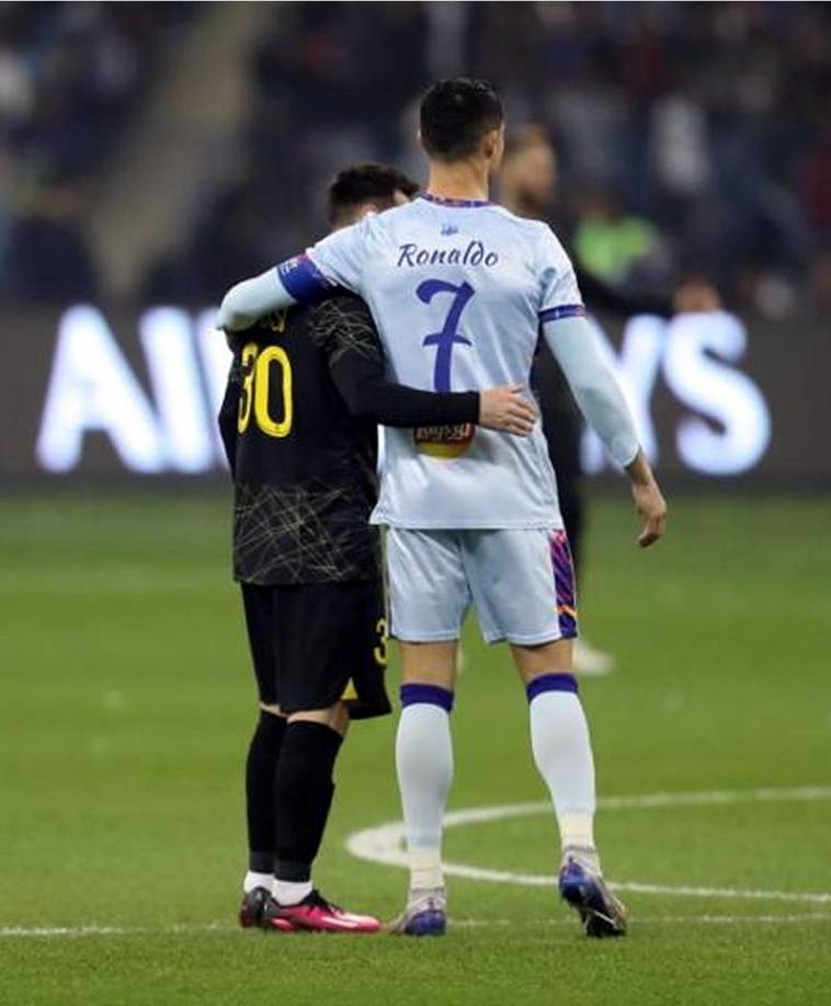 El abrazo entre Cristiano Ronaldo y Lionel Messi justo antes del inicio del partido en Riad.
