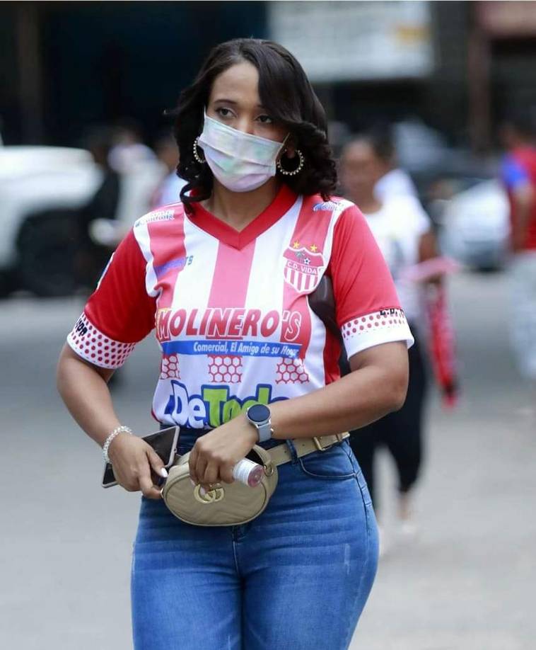 La belleza de las ceibeñas no faltó en el partido Vida-Olimpia.