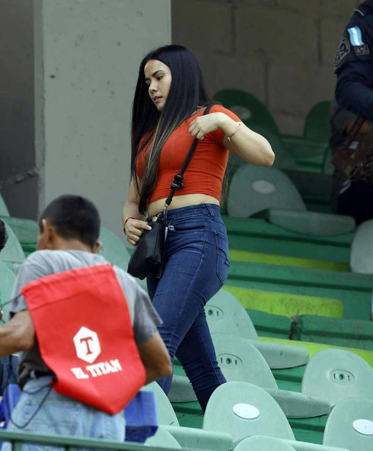 Esta bella aficionada cautivó con su presencia en el estadio Yankel Rosenthal.