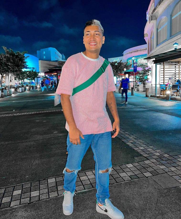 ”Ya no me da pena enseñar mi verdadero colo de piel, este soy yo, trigueñito hermoso, ¡que belleza!,”, dijo Supremo a internautas en su video.