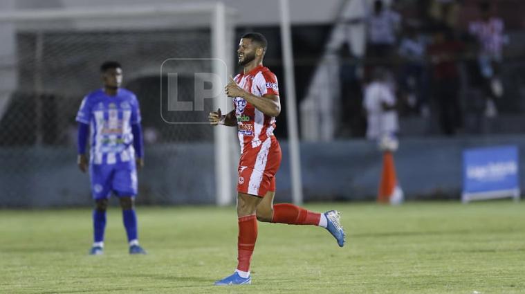 El brasileño Patryck Ferreira se estrenó como goleador del balompié catracho.