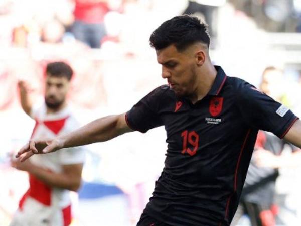 El delantero Mirlind Daku de Albania fue castigado por la UEFA.