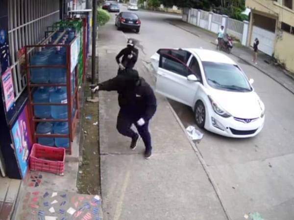 Eran las 2:30 pm del jueves 26 de marzo cuando hombres armados irrumpieron en el supermercado Marilú de La Ceiba y, en su huida con el botín, la policía los capturó.