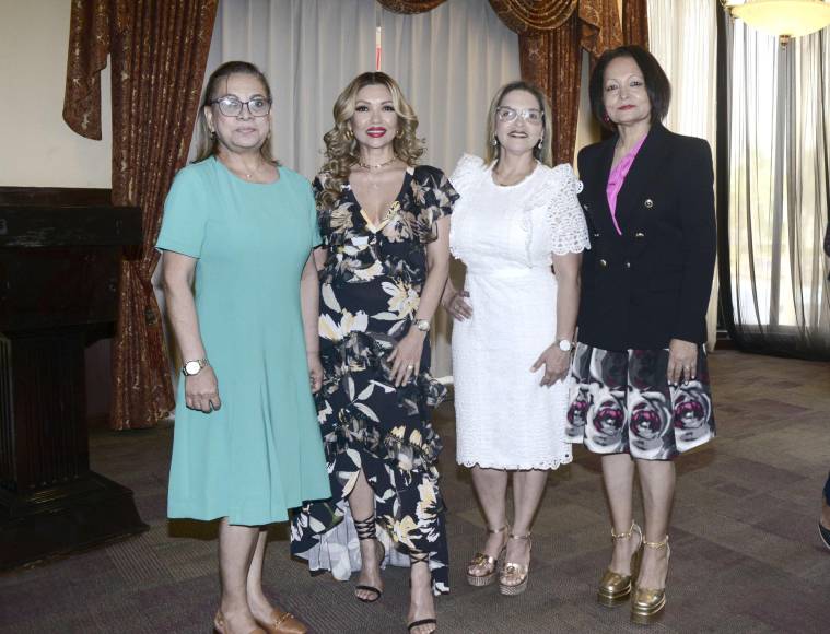 Jeannette Cruz, Marna Schmidt, Ligia de Cruz y Sandra Acevedo