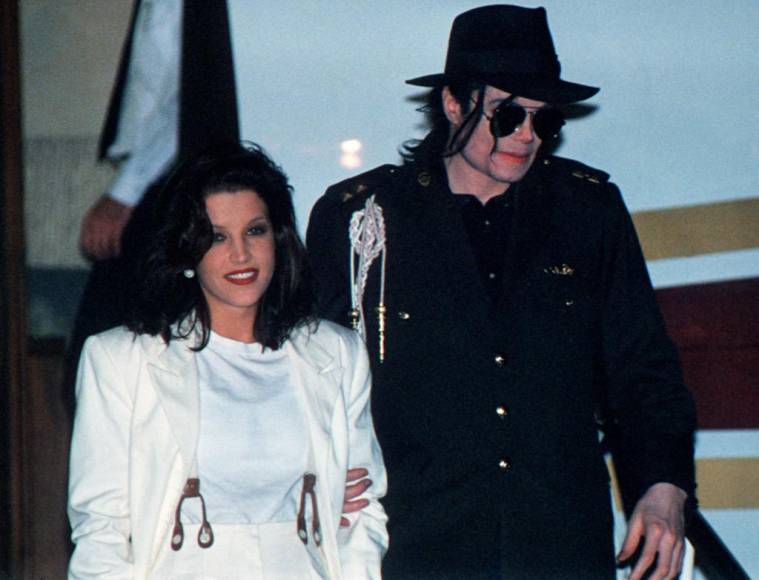 Foto de archivo tomada el 6 de junio de 1994, la estrella del pop estadounidense Michael Jackson y su esposa Lisa Marie Presley.