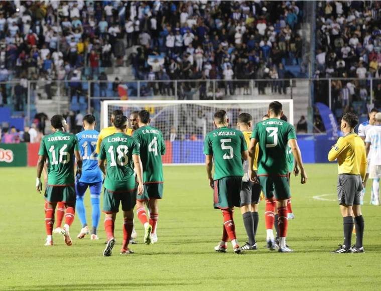 Al final del partido, los jugadores mexicanos reaccionaron muy molestos y se fueron encima de los árbitros para reclamarles.