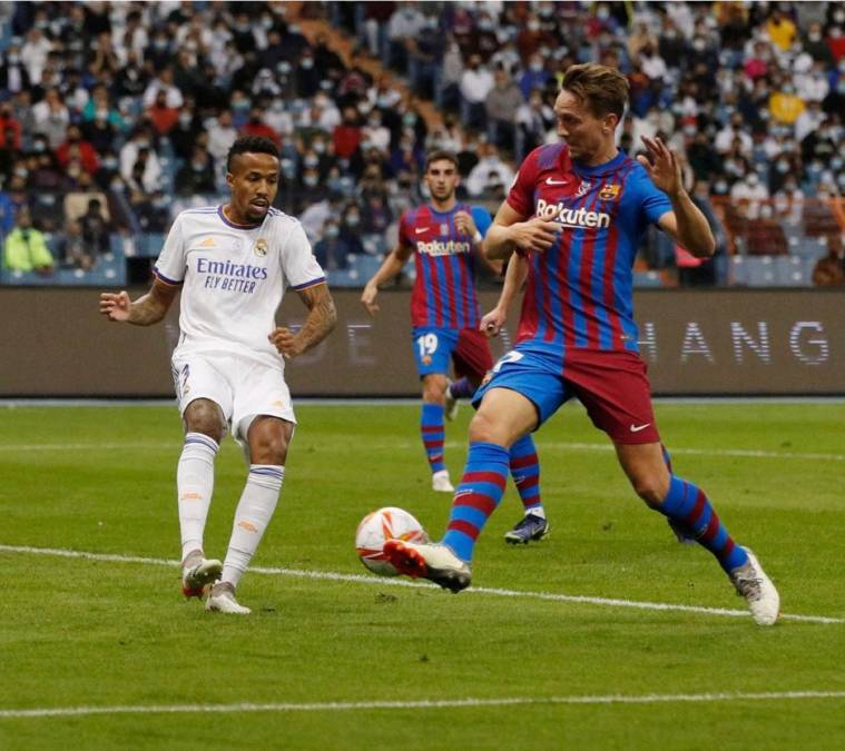 Éder Militao intentó despejar este balón, con tan mala fortuna que rebotó en Luuk de Jong y así llegó el empate del Barcelona (1-1).