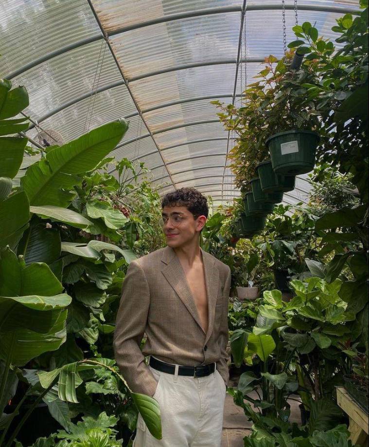 Lo cierto es que en la actualidad luce como todo un galán.