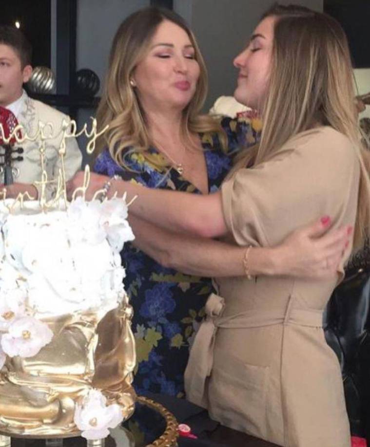 Y asimismo con su madre. 