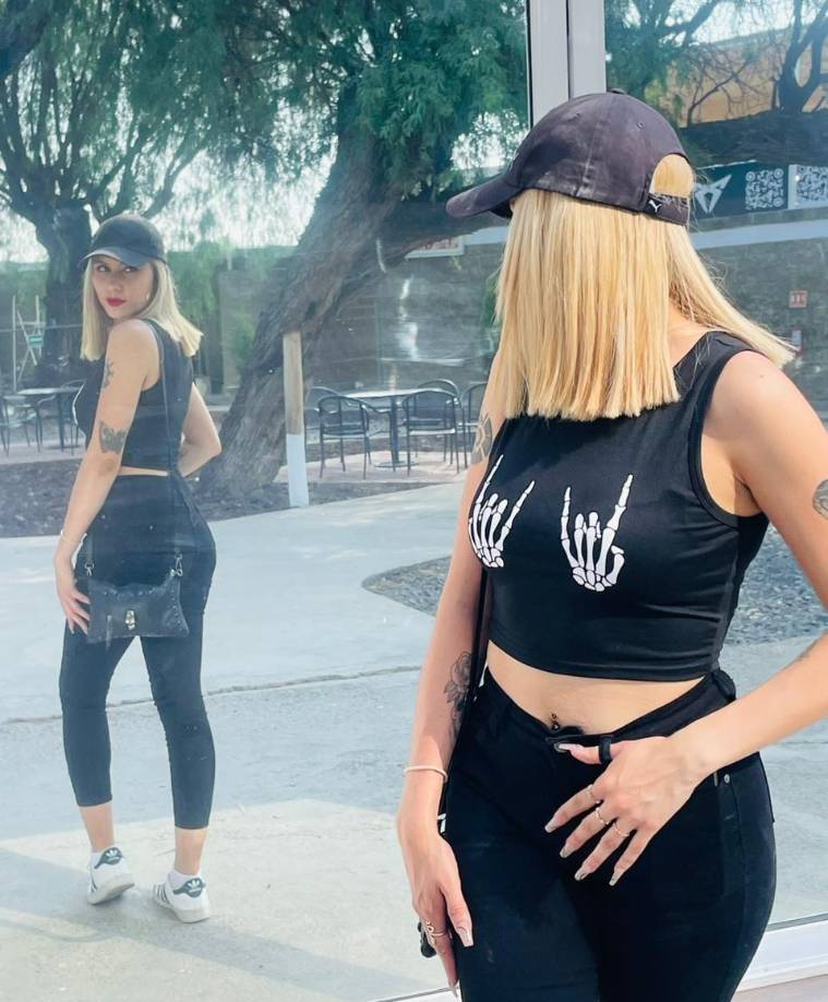 Las imágenes del accidente, difundidas en redes sociales, muestran la severa abolladura en la puerta del vehículo donde viajaba Verónica, dejando en evidencia la fuerza del impacto. 