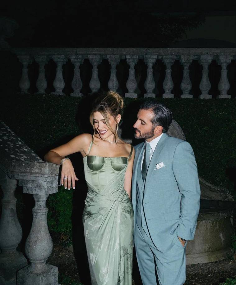 “Siempre que tengo un día importante o algo emocionante, trato como de empezar mi día con rituales, prendo mi velita, mi palo santo que ya lo conocen, todas las mañanas lo prendo, lo intenciono, estas cartitas (Baraja de Oracle), últimamente les tengo mucho cariño porque llegaron a mí de una forma superespecial y he encontrado muchas respuestas aquí, entonces estas son como cositas que hago como para, literalmente, empezar la energía de un día especial y hoy un día superespecial, así que estoy haciendo todo esto para que todo salga como tiene que salir”, explicó en el video Michelle Salas.