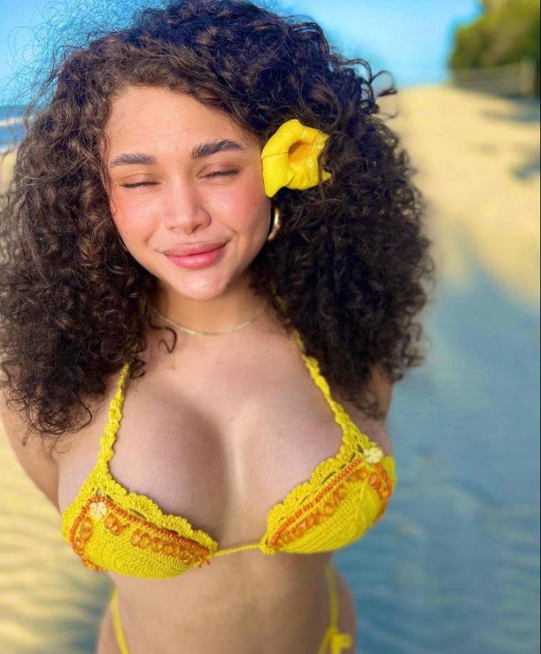 Y luciendo sus nuevos senos. 