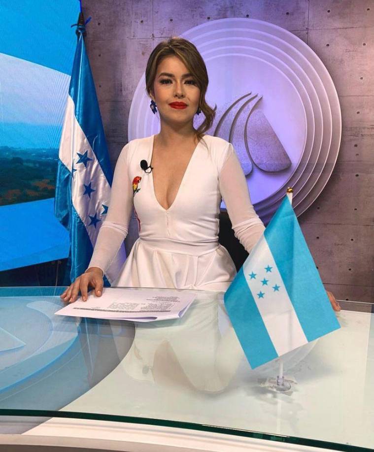 Al igual que Ana Torres de TV Azteca luce un vestido blanco de manga larga.