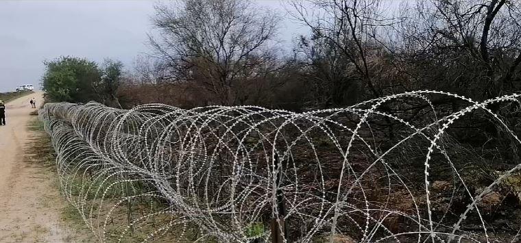 Serpentina puesta en el camino hacia el muro fronterizo.