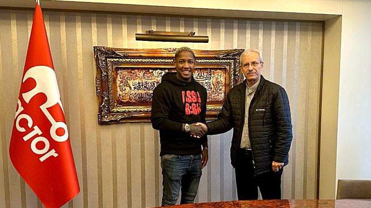 Romell Quioto llegó al fútbol iraní en condición de agente libre y estampó su firma hasta junio del 2025.