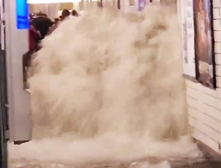 Las inundaciones súbitas se precipitaron hacia los sótanos de los apartamentos e inundaron las estaciones del metro en Nueva York.