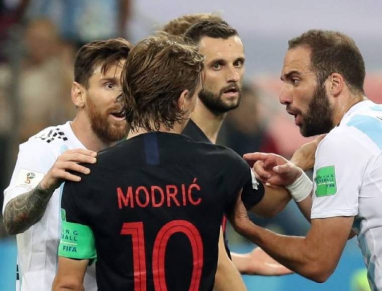 La decepción de Messi fue evidente que como pocas veces se le ha visto, estuvo discutiendo en varios tramos del juego con el croata Modric. El argentino estuvo desesperado y llegó a pelear con el jugador del Real Madrid.